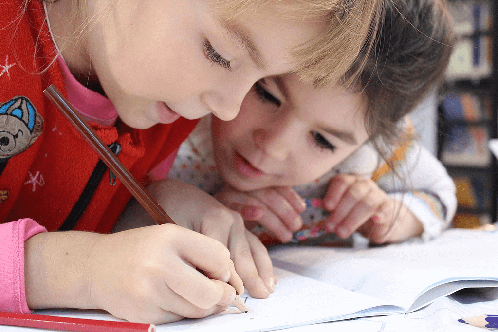 BAMBINI CHE SCRIVONO LETTERINE