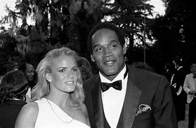 CHI ERA O.J SIMPSON INSIEME CON LA EX MOGLIE O.J SIMPSON INSIEME CON LA EX MOGLIE