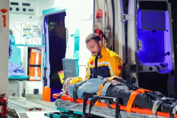 BAMBINO SI LANCIA DAL BALCONE