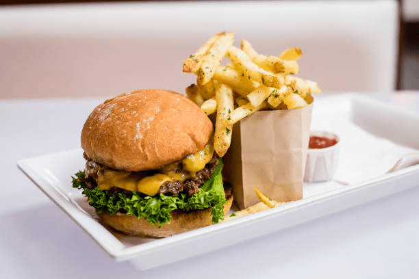 HAMBURGER E PATATINE CIBO CONSOLATORIO