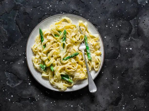 Tagliolini agli asparagi è un piatto di pasta tipico italiano che si prepara solitamente in primavera, quando la raccolta è più ricca.