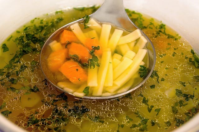 I BENEFICI DEL BRODO DI POLLO PER LA SALUTE