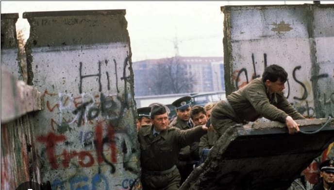 CADE IL MURO DI BERLINO